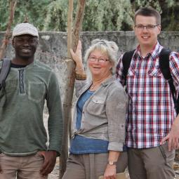 Projektleiter Elhadj Diouf, Schulleiterin Karin Thiele, Projektleiter Tobias Rusteberg