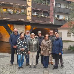 Die Teilnehmerinnen und Teilnehmer vor der Krämerbrücke in Erfurt