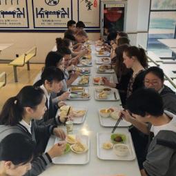 Schüler beim gemeinsamen Projekt im Rahmen der seit 2014 bestehenden Schulpartnerschaft zwischen dem Clara-Schumann Gymnasium (Bonn) und der Hangzhou Entel Foreign Language School.