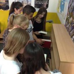 Schülerinnen leihen Bücher in ihrem Klassenzimmer aus