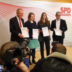 „Sicher in Zeiten des Wandels“ - Stephan Weil und Grant Hendrik Tonne (SPD) und Anne Kura und Julia Willie Hamburg (Bündnis90/Grüne) präsentieren den Koalitionsvertrag für die kommende Legislaturperiode