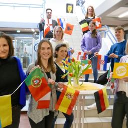 Schülerinnen und Lehrkräfte einer Schule mit internationalem Profil präsentieren das Schule:Global-Siegel