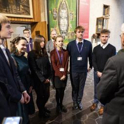 Bundespräsident Steinmeier im Gespräch mit deutschen und britischen Schülerinnen und Schülern in Coventry