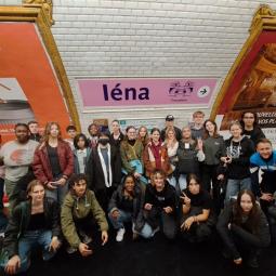 Gruppenfoto der deutsch-französischen Begegnung auf der Station Iéna in der Pariser Metro, 2024