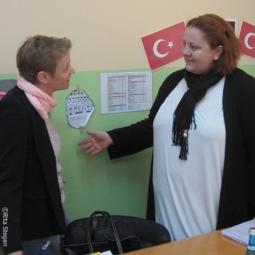 Im Gespräch: eine Münchner und eine Istanbuler Lehrerin im Rahmen eines Austauschprogramms auf Gegenseitigkeit Münchner und Istanbuler Lehrerin im Gespräch