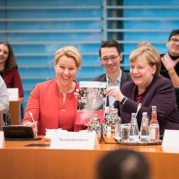 Bundesjugendministerin Franziska Giffey und Bundeskanzlerin Angela Merkel stellen die neue Jugendstrategie der Bundesregierung vor. Bundesjugendministerin Franziska Giffey und Bundeskanzlerin Angela Merkel