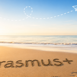 KI-generierte Illustration: Erasmus+ im Sand geschrieben an einem ruhigen Strand.