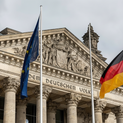 Europaflagge und Bundesflagge vor dem Reichstagsgebäude