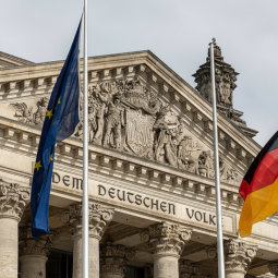 KI-generierte Illustration: Europaflagge und Bundesflagge vor dem Reichstagsgebäude