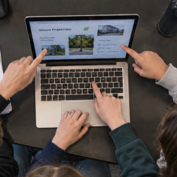 Die KI-generierte Illustration zeigt Schülerinnen und Schüler, wie sie an einem Laptop zu einem gemeinsamen Austauschprojekt arbeiten.