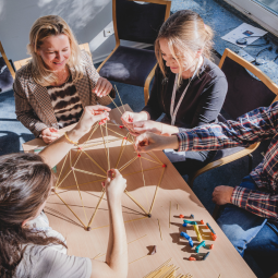Teilnehmende beim DPJW-Austauschlabor bei einer Übung