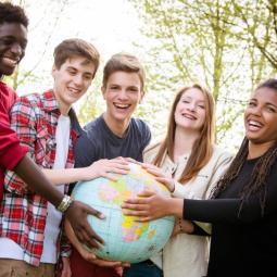 Globales Lernen - Kinder mit Weltkugel