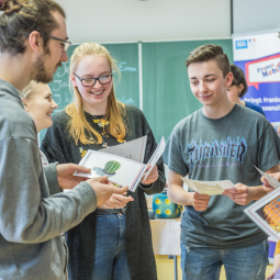 Während einer Schülerbegegnung sind Lektoren von FranceMobil im Einsatz
