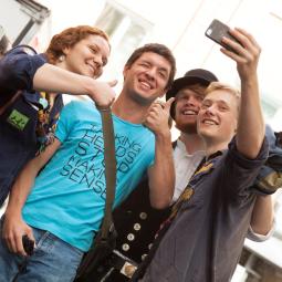 Gruppe Jugendlicher macht ein Selfie bei einer internationalen Begegnung im schulisch-außerschulischen Austausch