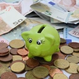 Sparschwein auf Geldmünzen (Foto: Tim Reckmann, https://www.flickr.com/photos/foto_db/12162901625 , CC BY 2.0)