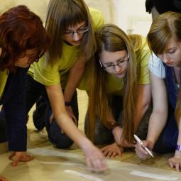 Jugendliche Schülerinnen und Schüler arbeiten gemeinsam an einer Bildungsaktivität