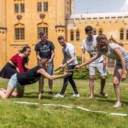 Jugendliche auf einer Wiese beim Methodentraining Sprachanimation