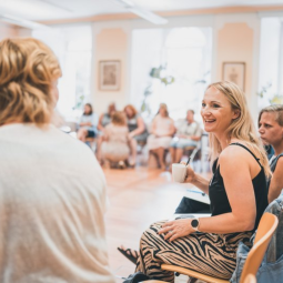 Seminarraum mit Teilnehmenden Fachkräften und Multiplikatoren der beruflichen Bildung und des Jugendaustauschs