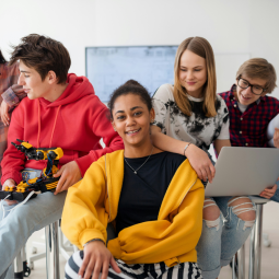 Gruppe von verschiedenen Schülerinnen und Schülern in einem Klassenzimmer