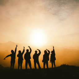 Silhouettenfoto von sechs Personen auf einem Gipfel