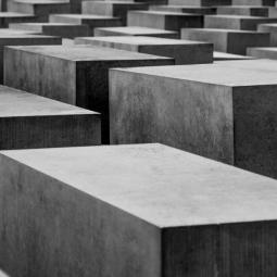 Stelen des Holocaust-Mahnmals in Berlin als Symbol für Erinnerungskultur und historisch-politische Bildung.