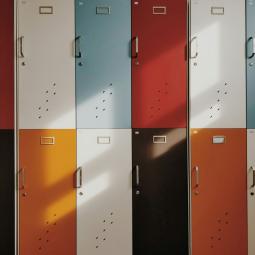 Türen von Schließfächern in einer Schule
