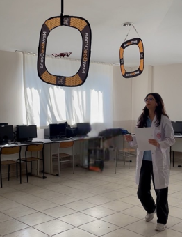 Drohne im Hindernisparcours bei praktischer Übung im Technikunterricht