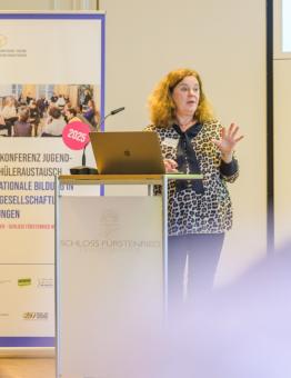 Eva Feldmann-Wojtachnia spricht bei der Fachkonferenz Jugend- und Schüleraustausch 2025