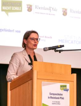 Dr. Stefanie Hubig, Bildungsministerin des Landes Rheinland-Pfalz, eröffnet die Regionalkonferenz in Ingelheim
