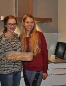 Michaela Köser-Segschneiders älteste Tochter mit Gastschülerin aus den USA beim Plätzchen backen