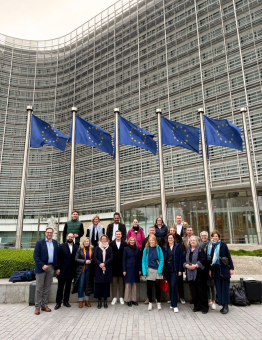 Gruppenbild mit Teilnehmerinnen und Teilnehmern der Informationsreise „Herz, Hand und Kopf 2026“ vor dem Berlaymont-Gebäude