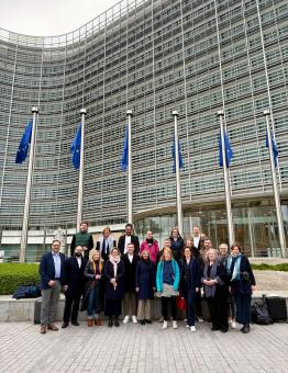 Gruppenbild mit Teilnehmerinnen und Teilnehmern der Informationsreise „Herz, Hand und Kopf 2026“ vor dem Berlaymont-Gebäude
