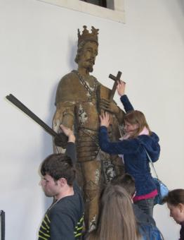 Jugendliche ertasten Statue