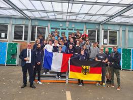 Austauschprojekt "Aux vélos | Auf die Räder" – Schüler:innen aus Lünen und Saint-Omer Gruppenfoto von deutschen und französischen Jugendlichen beim Projekt "Aux vélos | Auf die Räder" vor dem Schulgebäude des Collège de la Moirinie