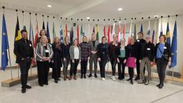 Gruppenbild von Landtagsabgeordneten beim Besuch des Europäischen Parlaments Brüssel im Rahmen der Informationsreise „Herz, Hand und Kopf 2026“, im Hintergrund viele Flaggen