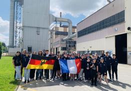 Berufsorientierung im Austausch "Aux vélos | Auf die Räder" – Gruppenfoto vor Betrieb in NRW mit deutschen und französischen Fahnen Jugendliche aus NRW und Frankreich besuchen einen Betrieb, Gruppenfoto mit Fahnen beim Projekt "Aux vélos | Auf die Räder"