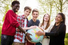 Globales Lernen - junge Menschen mit Weltkugel